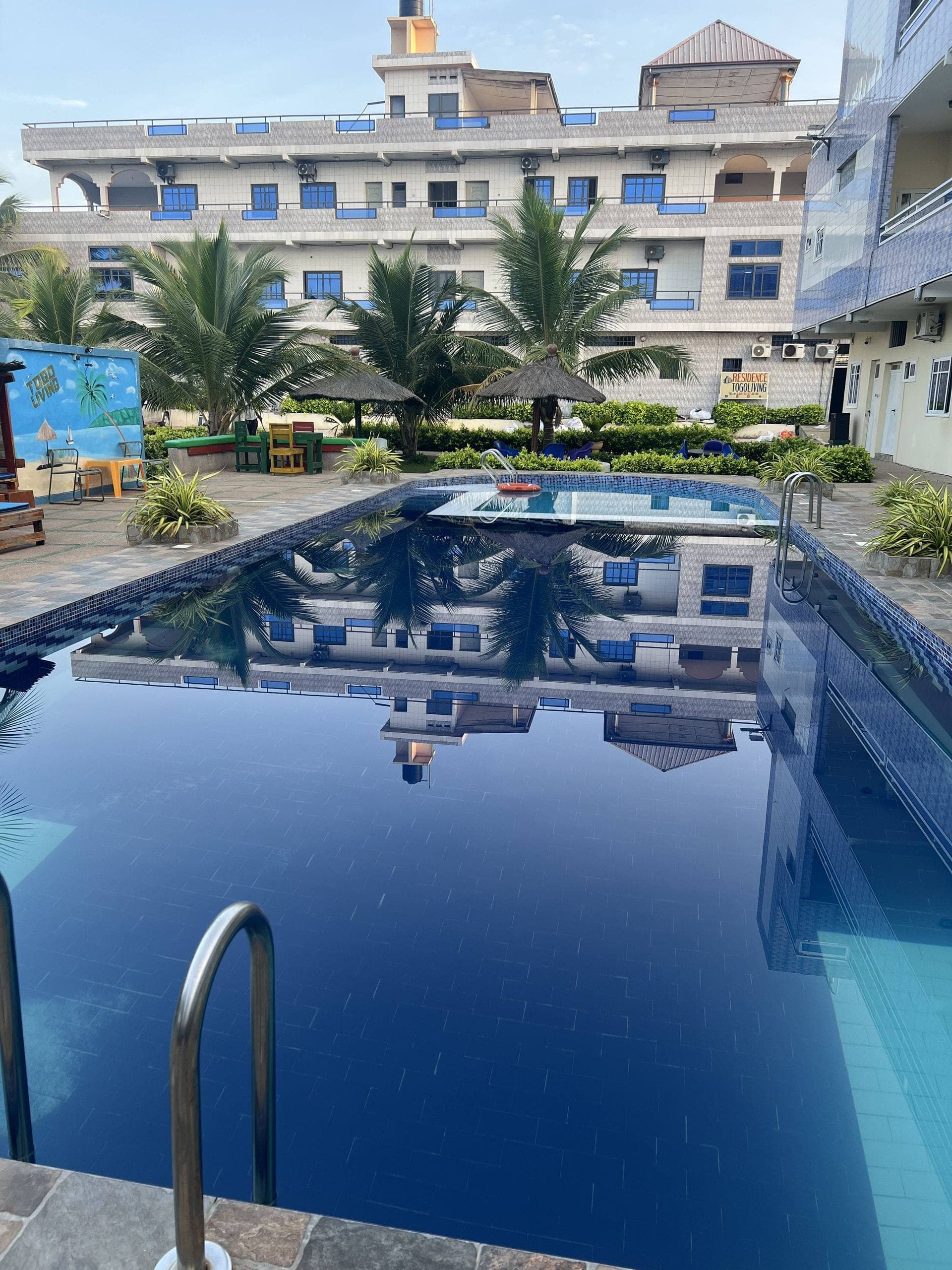 Hôtel 4 étoiles TOGOLIVING à Lomé - Piscine et vue sur mer
